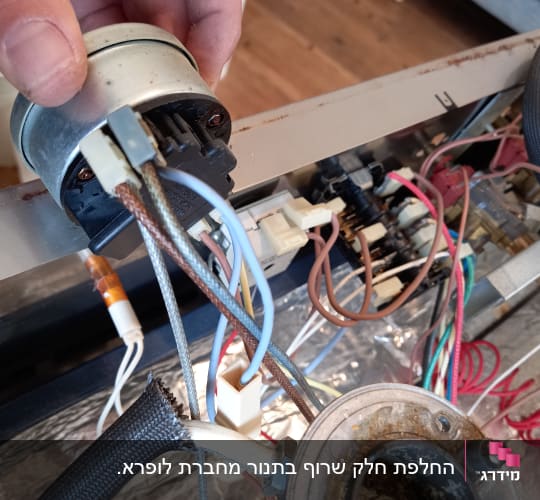 חיבורי חוטים למכשיר חשמלי עם רכיבים אלקטרוניים